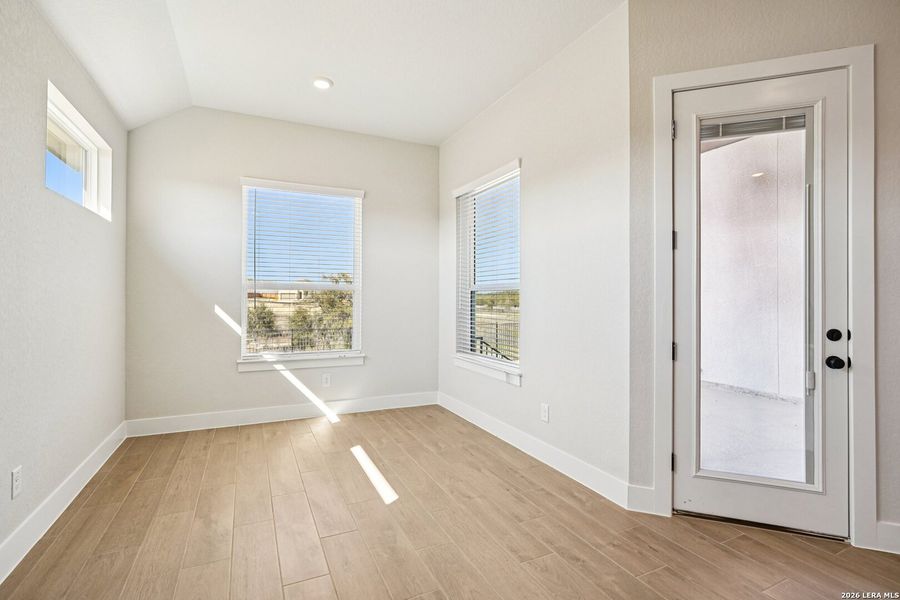 Spacious, unfurnished interior of a new home in Meyer Ranch, New Braunfels (Image 37).