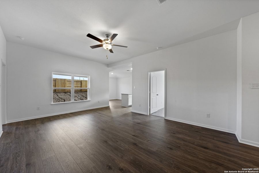 Spacious, unfurnished interior of a new home in Rosewood Estates, Lytle (Image 9).