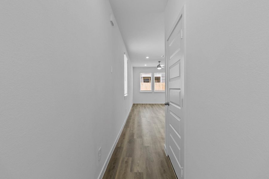 Spacious, unfurnished interior of a new home in Highland Court, Houston (Image 11).