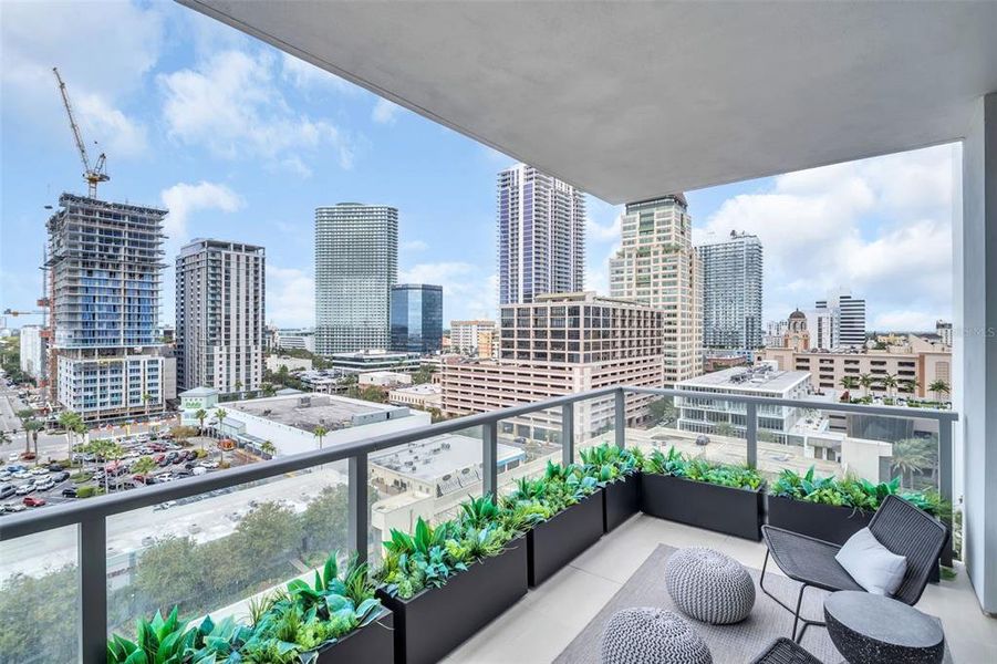 Condo located in St. Petersburg, FL showcasing its design and architecture (Image 4).