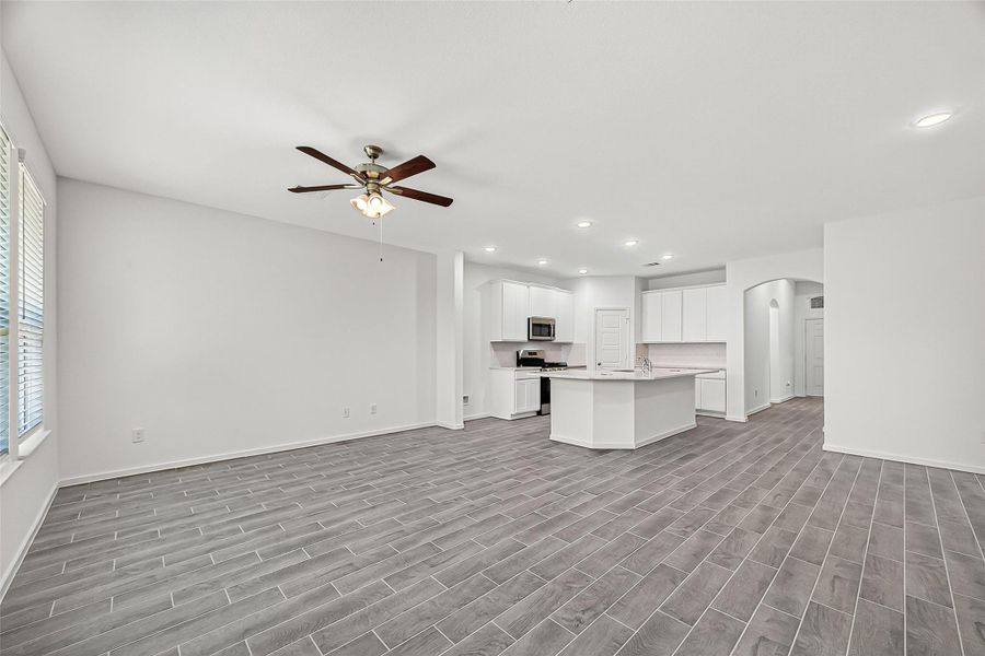 Spacious, unfurnished interior of a new home in Rollingbrook Estates, Baytown (Image 23).