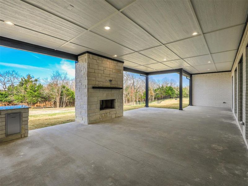 Exterior details and patio area of a home in , Gunter (Image 28).
