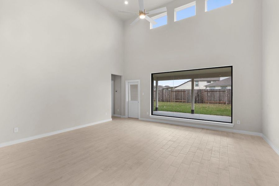 Spacious, unfurnished interior of a new home in Huntington Place, Rosharon (Image 14).