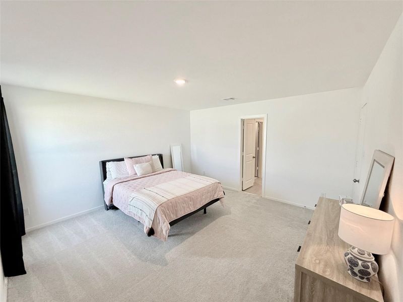 Bright and spacious master bedroom complemented by en-suite bathroom. Bright and spacious master bedroom complemented by en-suite bathroom.