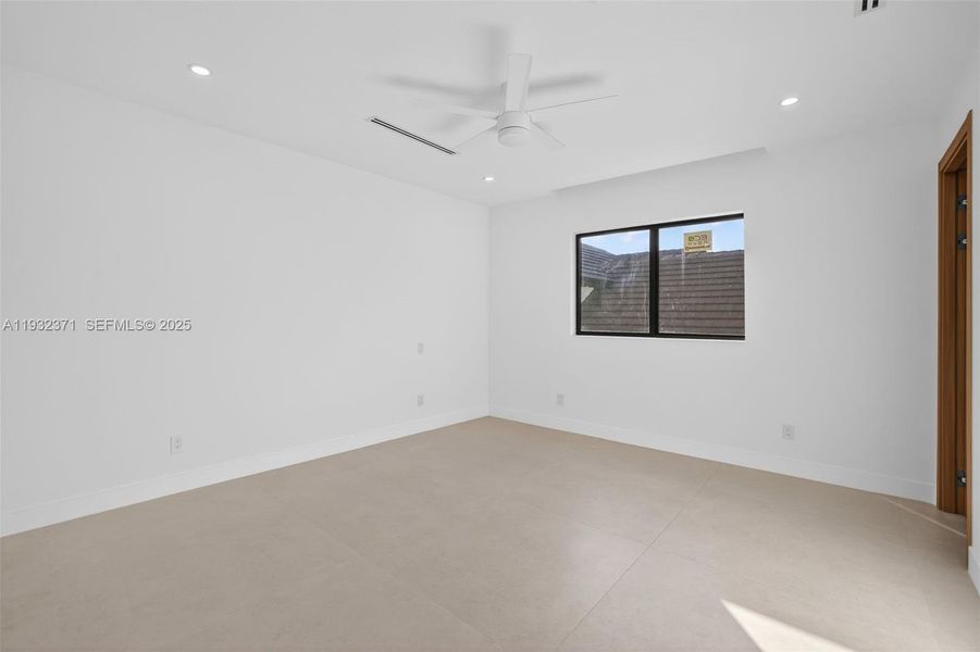 Spacious, unfurnished interior of a new home in , Fort Lauderdale (Image 21).
