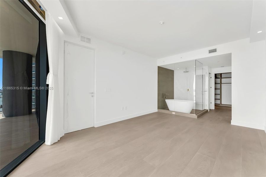Spacious, unfurnished interior of a new home in Aria Reserve, Miami (Image 24). Spacious, unfurnished interior of a new home in Aria Reserve, Miami (Image 24).