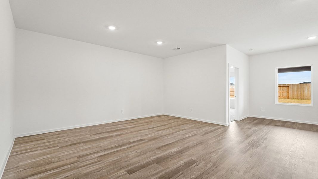 Spacious, unfurnished interior of a new home in Sunterra, Katy (Image 15).