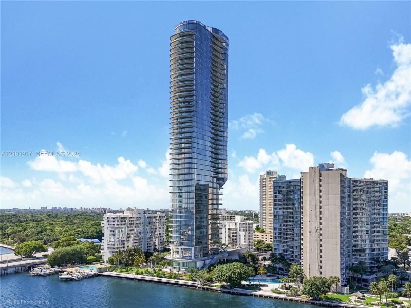 Condo located in Miami, FL showcasing its design and architecture (Image 3).
