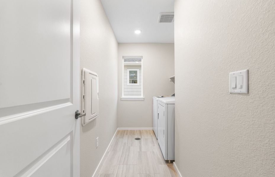 Spacious, unfurnished interior of a new home in Harvest Crossing, Aurora (Image 18).