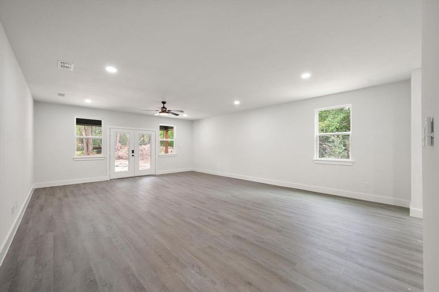 Spacious, unfurnished interior of a new home in , Tool (Image 29).
