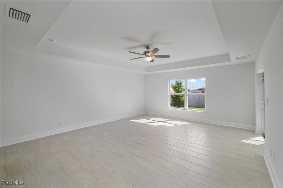 Spacious, unfurnished interior of a new home in Cape Coral, Cape Coral (Image 16).