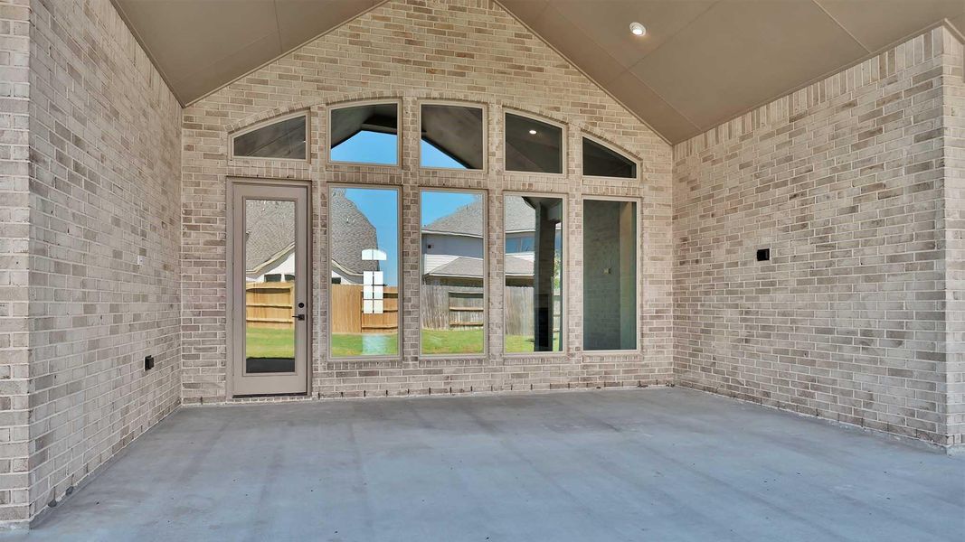 Exterior details and patio area of a home in Valencia, Manvel (Image 4).