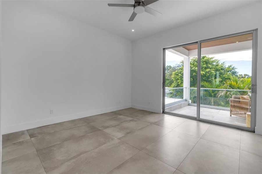 Spacious, unfurnished interior of a new home in , Sarasota (Image 22).