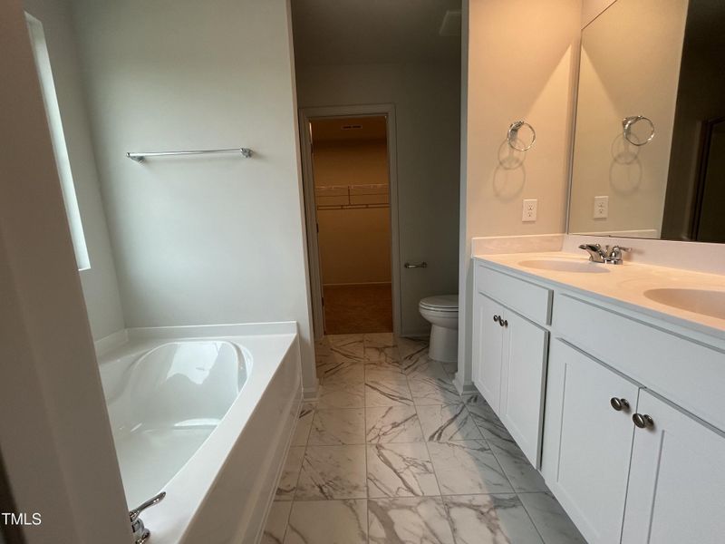 JR 22 Owner's Bathroom 2