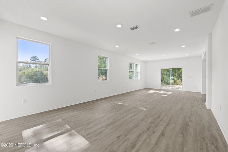 Spacious, unfurnished interior of a new home in , Jacksonville (Image 17).