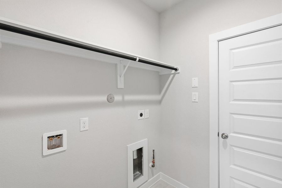 Spacious, unfurnished interior of a new home in Barton Creek Ranch, Conroe (Image 27).