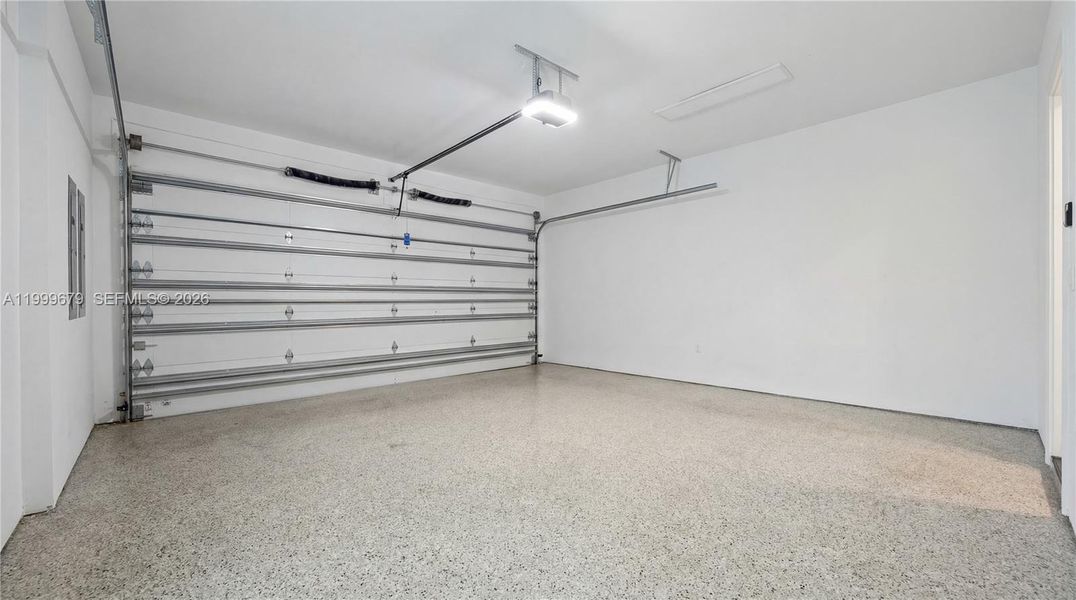 Spacious, unfurnished interior of a new home in , Fort Lauderdale (Image 24).