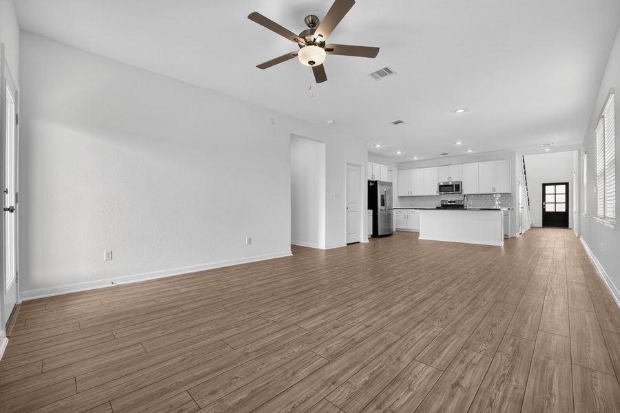 Spacious, unfurnished interior of a new home in Sunfield, Buda (Image 21).