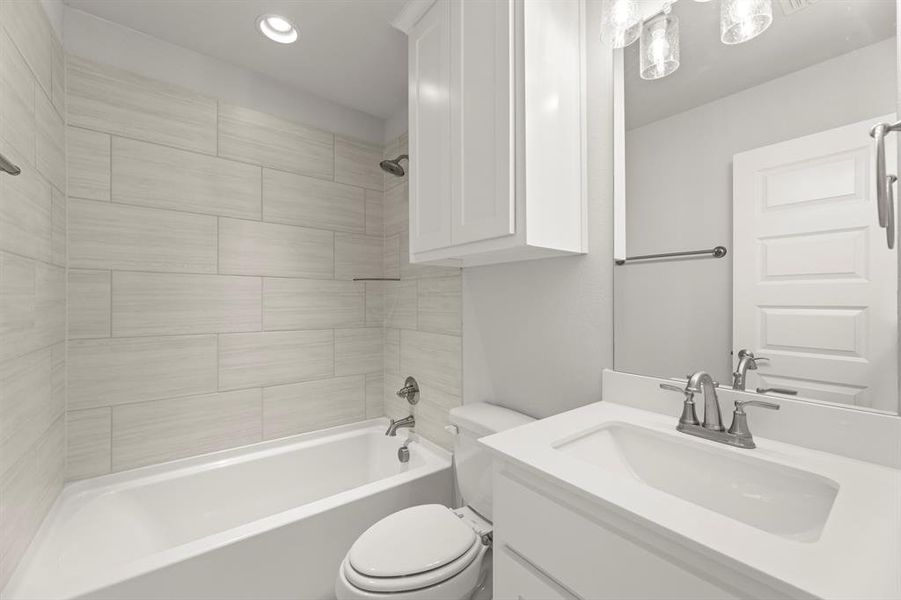 24. 3917 Windmere - 3RD Bath 24. 3917 Windmere - 3RD Bath