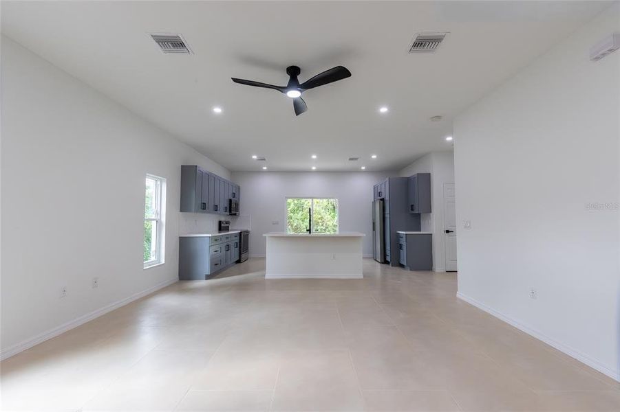 Spacious, unfurnished interior of a new home in , Sebring (Image 24).