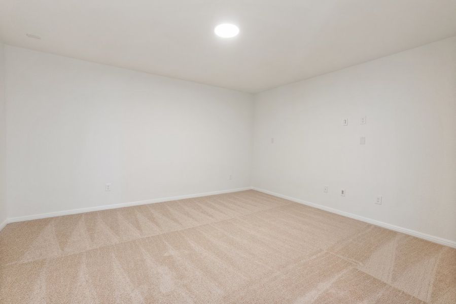 Spacious, unfurnished interior of a new home in Porter Country, Buda (Image 34).