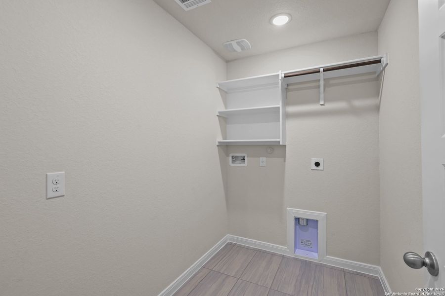 Spacious, unfurnished interior of a new home in Veramendi, New Braunfels (Image 24).