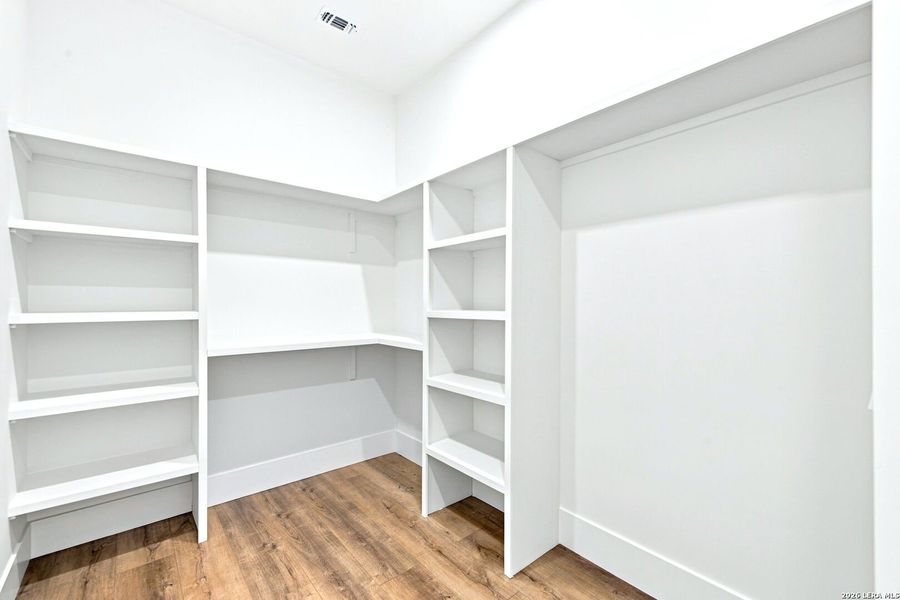 Spacious, unfurnished interior of a new home in , Bandera (Image 23).