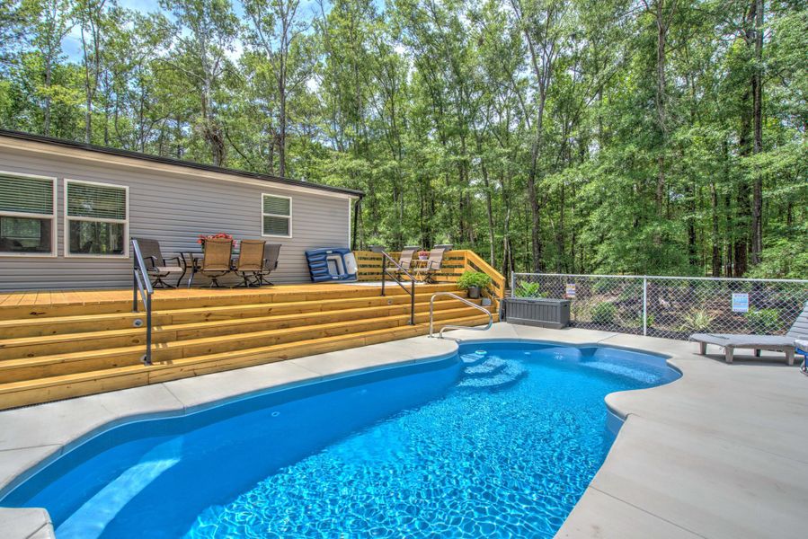 Exterior details and patio area of a home in , Summerton (Image 25).