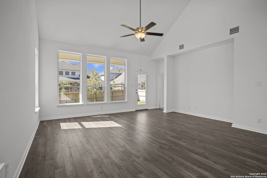 Spacious, unfurnished interior of a new home in Davis Ranch, San Antonio (Image 30). Spacious, unfurnished interior of a new home in Davis Ranch, San Antonio (Image 30).