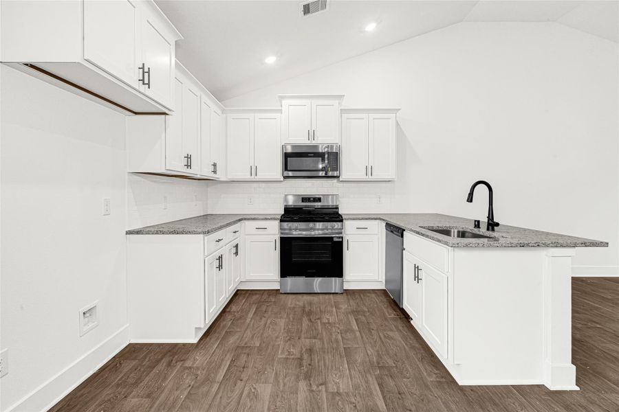 Furnished interior view inside a new home in Stonebrooke, Conroe (Image 8).
