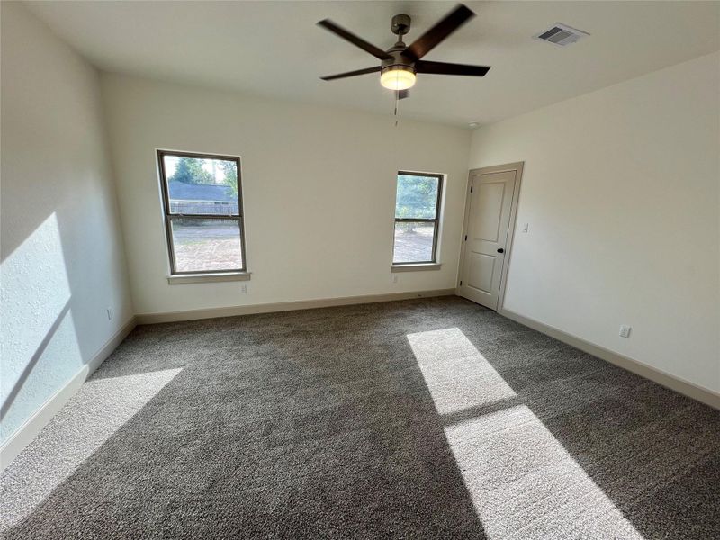 Spacious, unfurnished interior of a new home in , Angleton (Image 10).
