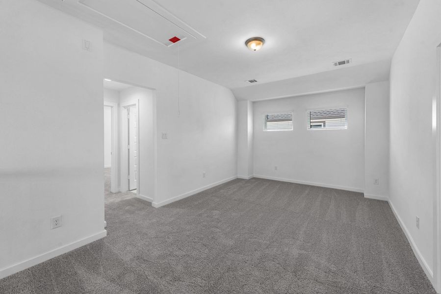 Spacious, unfurnished interior of a new home in Huntington Place, Rosharon (Image 17).