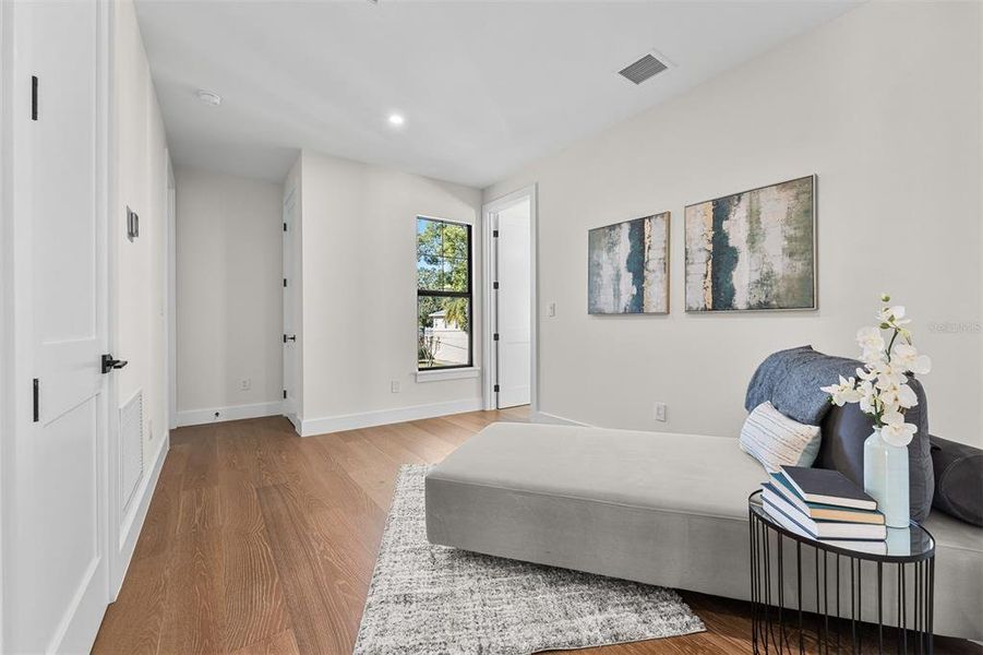 Furnished interior view inside a new home in , Orlando (Image 41).