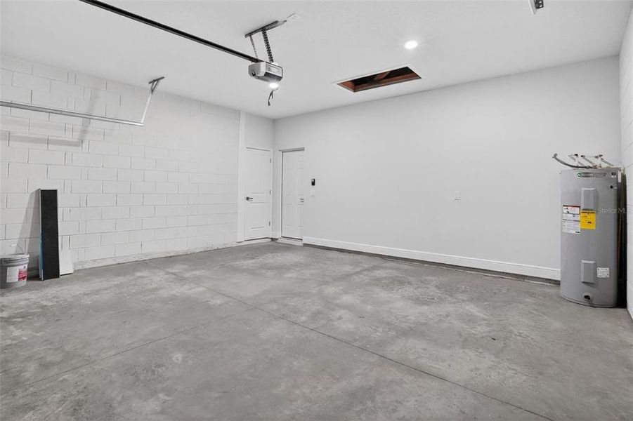 Spacious, unfurnished interior of a new home in , Citrus Springs (Image 13).