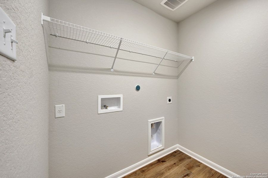 Spacious, unfurnished interior of a new home in Jordan's Ranch, San Antonio (Image 24). Spacious, unfurnished interior of a new home in Jordan's Ranch, San Antonio (Image 24).