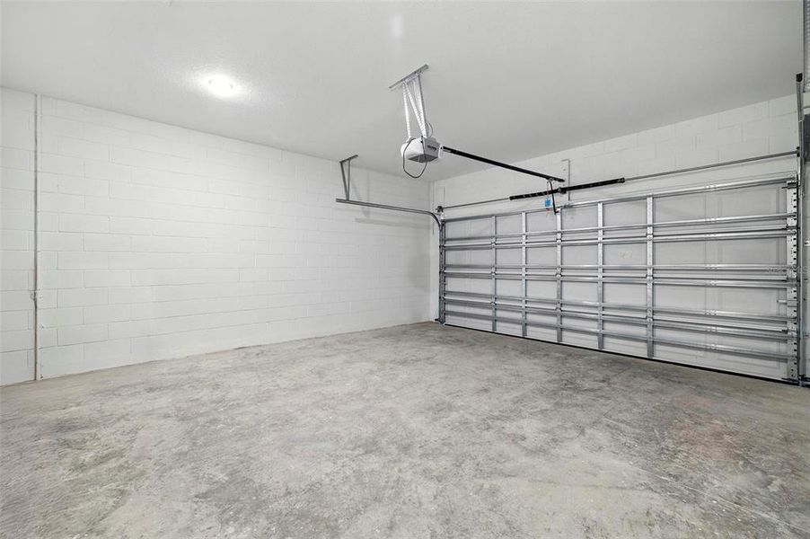 Spacious, unfurnished interior of a new home in Eagletail Landings, Howey-in-the-Hills (Image 11).