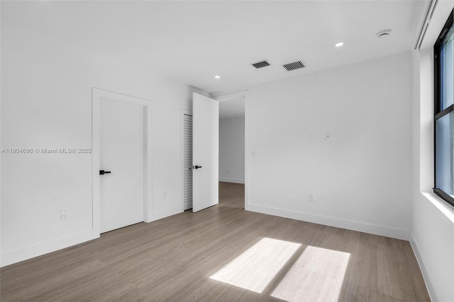 Spacious, unfurnished interior of a new home in , Miami (Image 13).