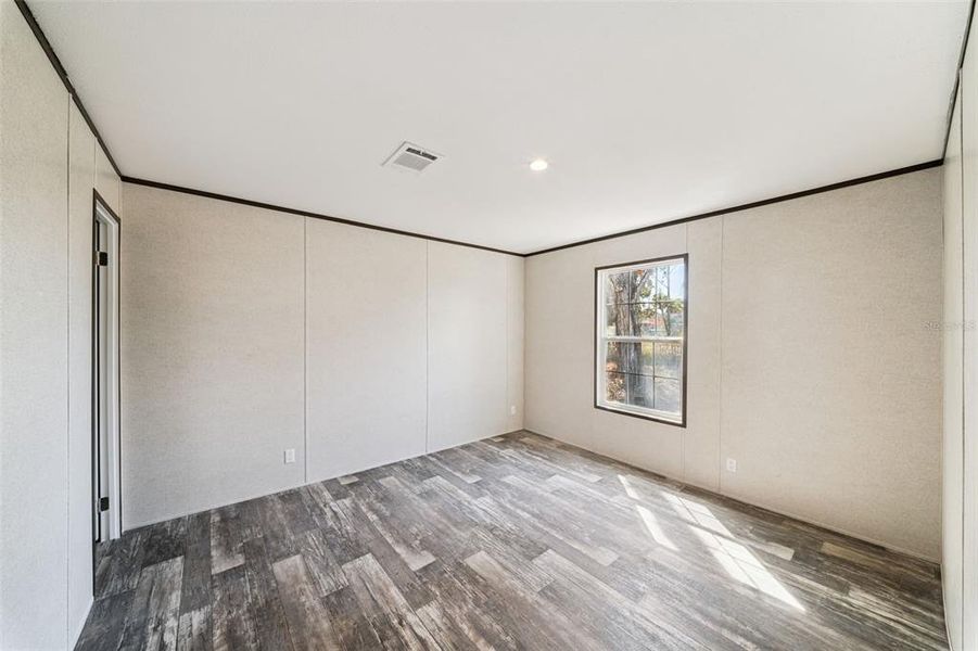 Spacious, unfurnished interior of a new home in , Orlando (Image 14).