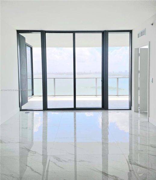 Spacious, unfurnished interior of a new home in Aria Reserve, Miami (Image 33).
