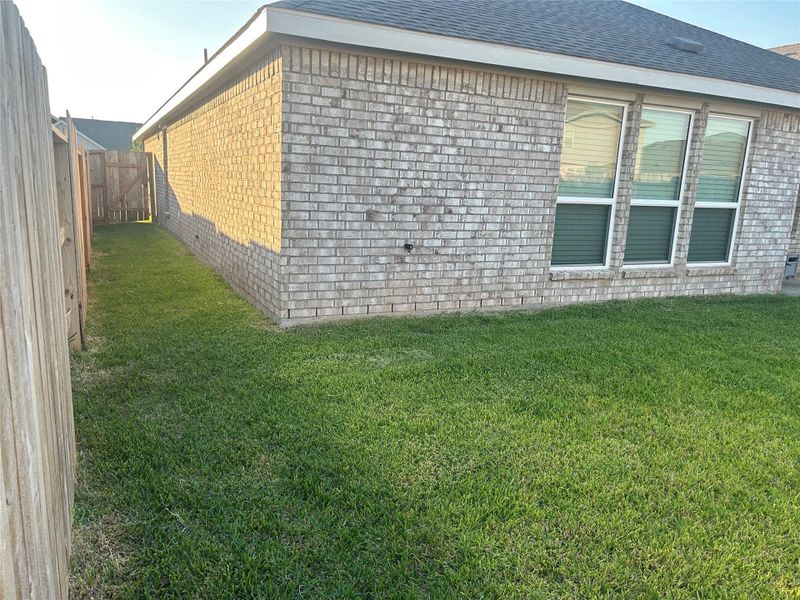 This is a view of the side yard and gate to enter back yard! This is a view of the side yard and gate to enter back yard!