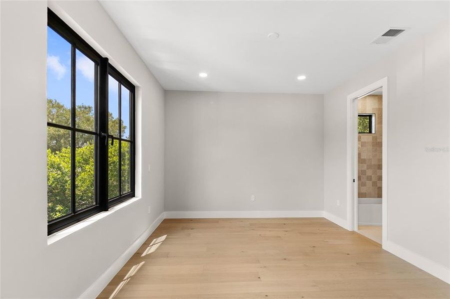 Spacious, unfurnished interior of a new home in , Orlando (Image 23).