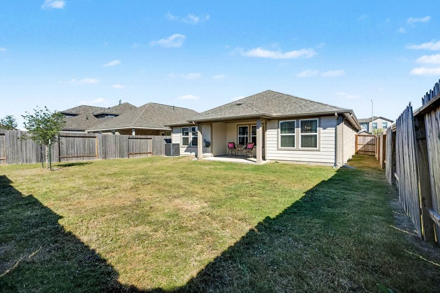 Exterior details and patio area of a home in Southwinds, Baytown (Image 4).