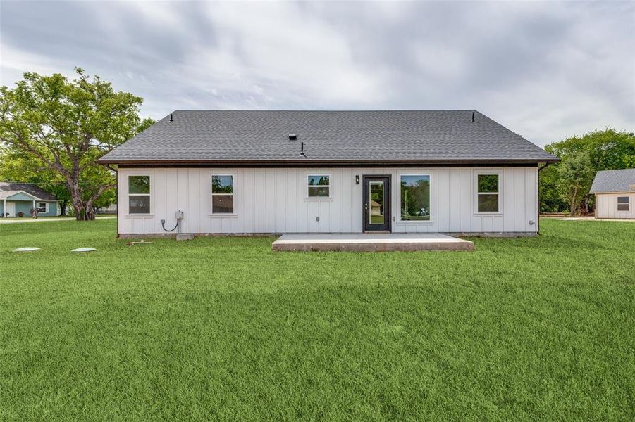Exterior details and patio area of a home in , Granbury (Image 19).
