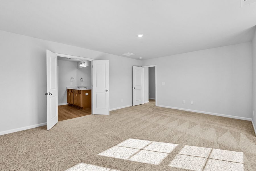 Spacious, unfurnished interior of a new home in Fieldstone, Lexington (Image 30).