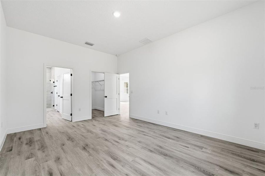 Spacious, unfurnished interior of a new home in , Ocala (Image 17).