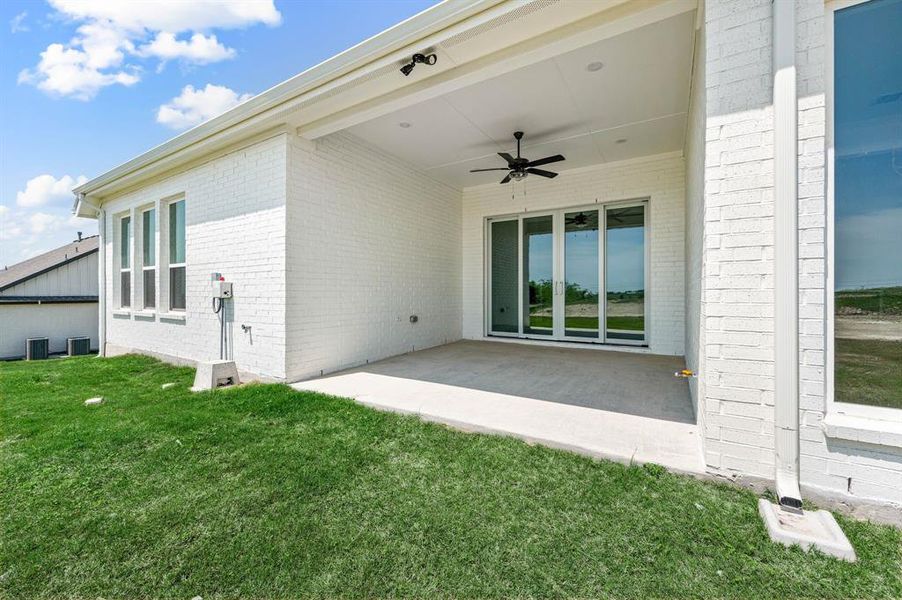 Exterior details and patio area of a home in Bella Crossing, Fort Worth (Image 21).