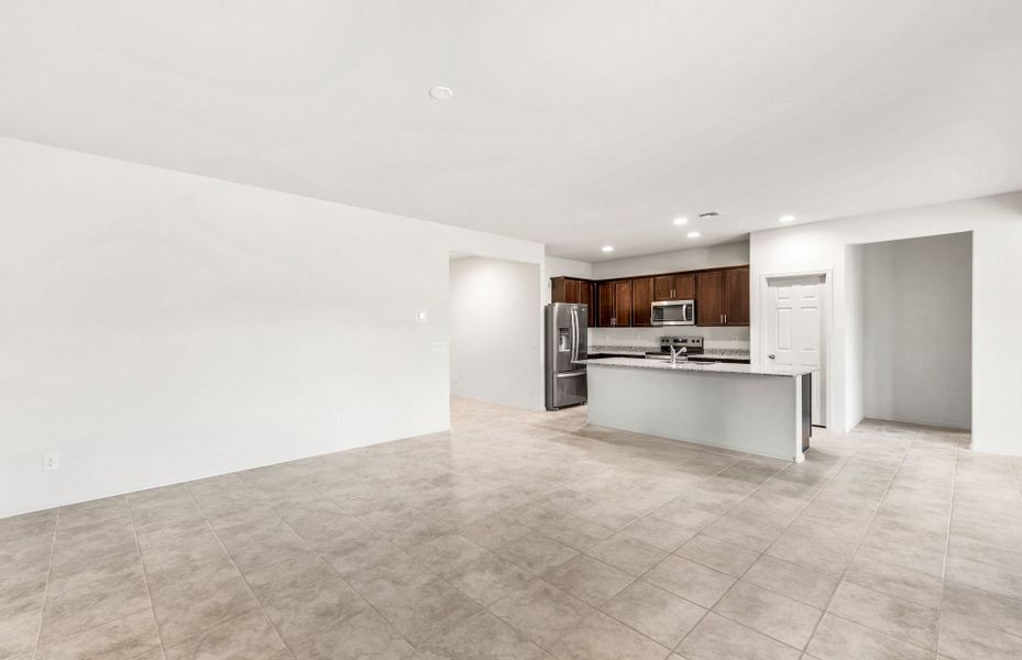 Spacious, unfurnished interior of a new home in El Rancho Santa Rosa, Maricopa (Image 13).