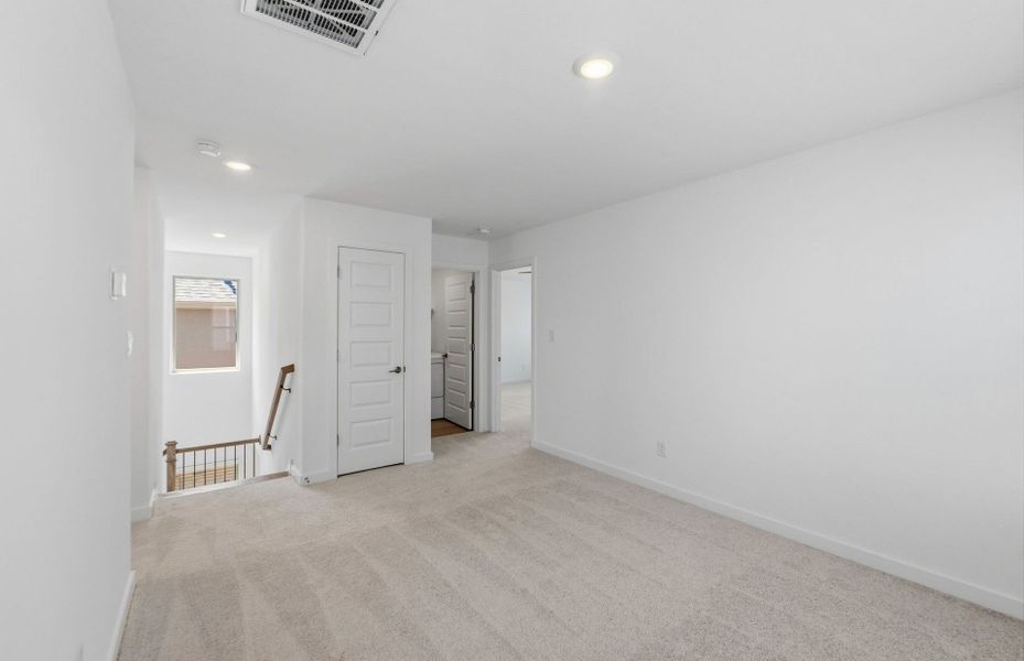 Spacious, unfurnished interior of a new home in Wolf Ranch, Georgetown (Image 34).