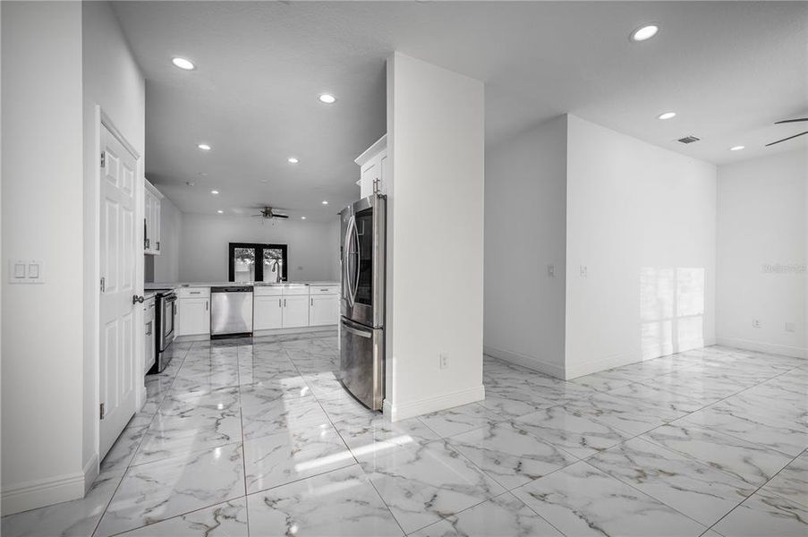 Spacious, unfurnished interior of a new home in , Tampa (Image 16).