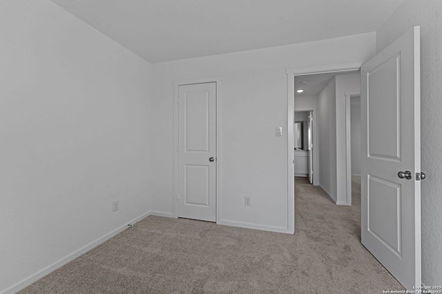 Spacious, unfurnished interior of a new home in Lodi Grove, Floresville (Image 19).